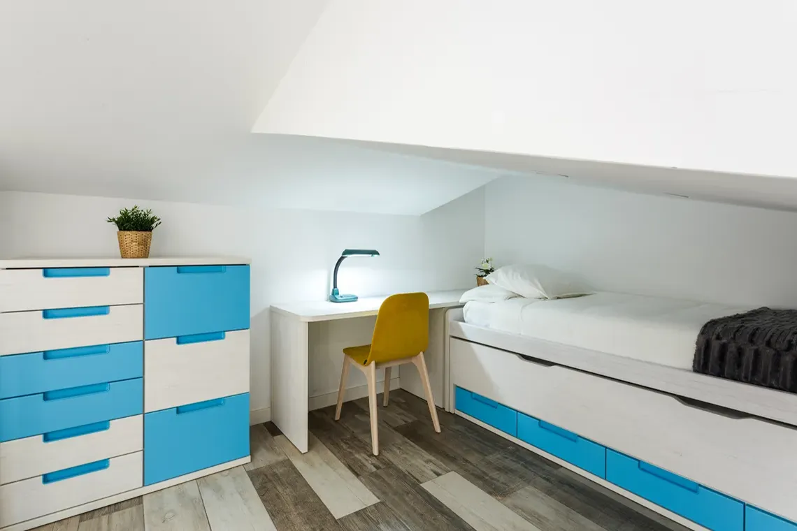 Habitación de una cama con mueble azul